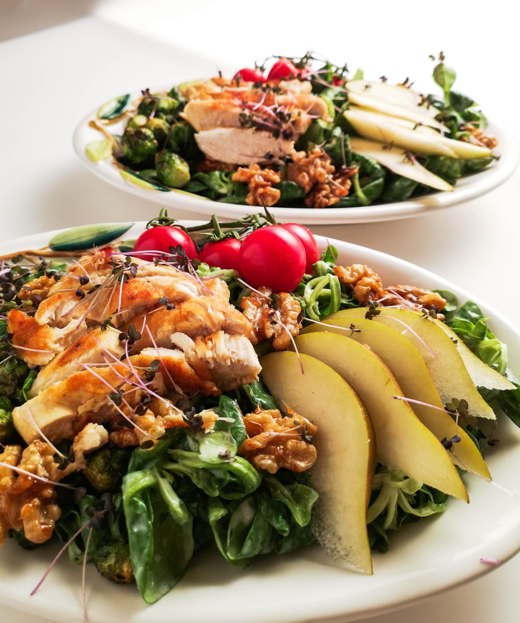 Grüner Salat mit Gorgonzoladressing, Hühnerfilet und Kohlsprossen