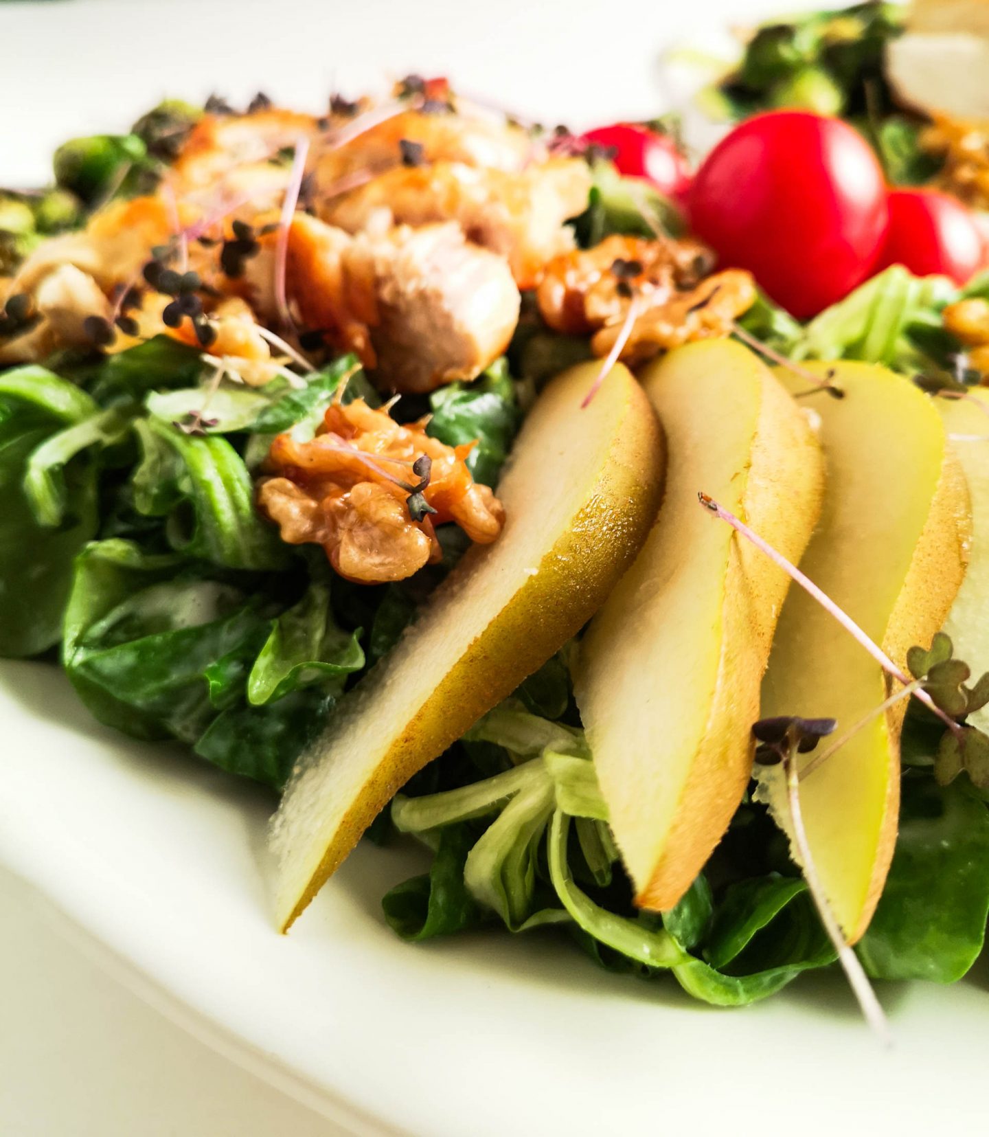 Grüner Salat mit Gorgonzoladressing, Hühnerfilet und Kohlsprossen